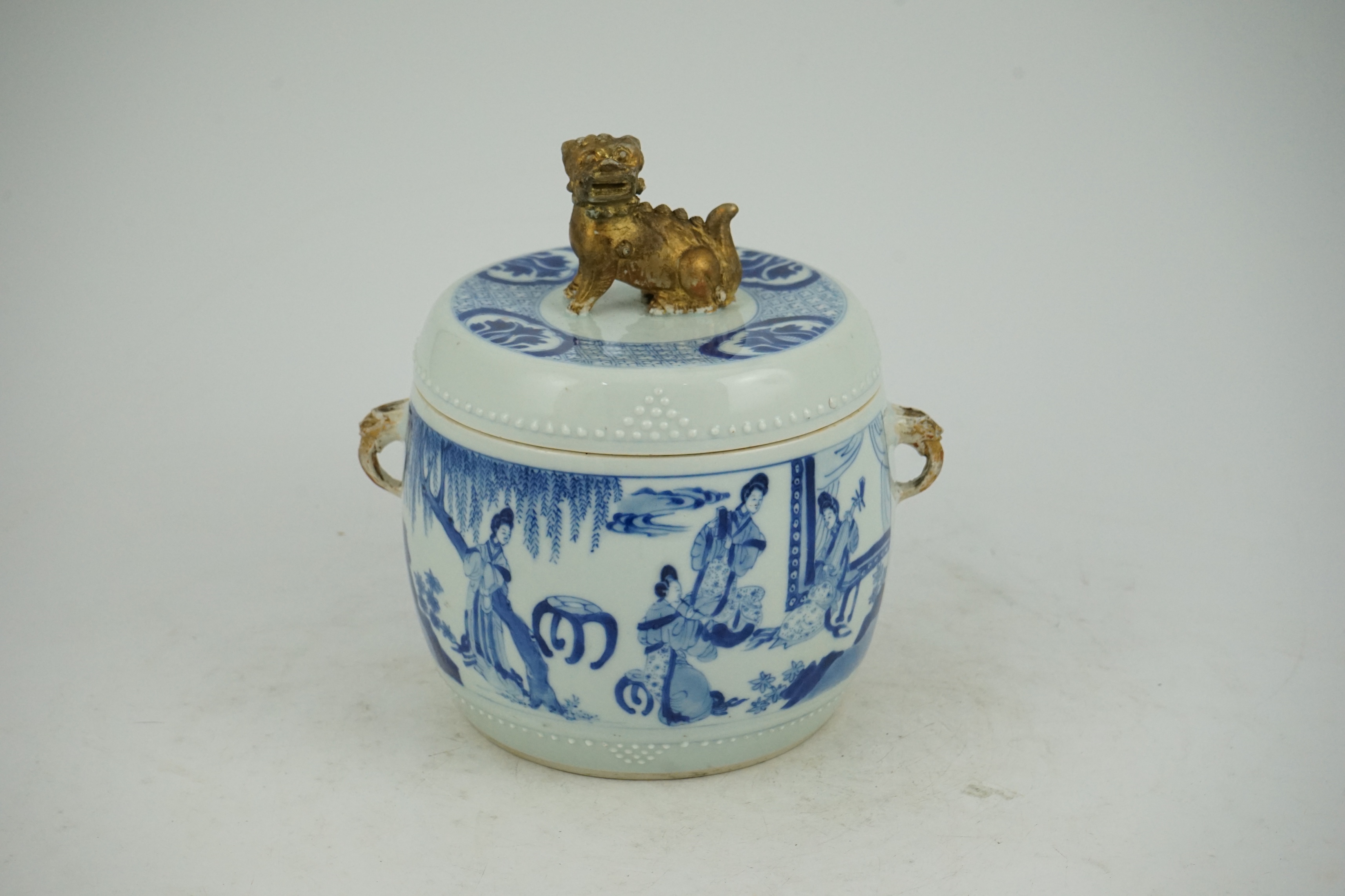 A Chinese blue and white 'Four Beauties' drum-shaped jar and cover, Kangxi period (1662-1722)